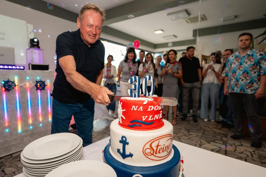 Oslava 30 let firmy Steinex, krájení dortu